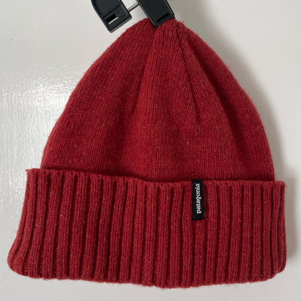 Hardly worn; excellent condition. Covers the tops of the ears.